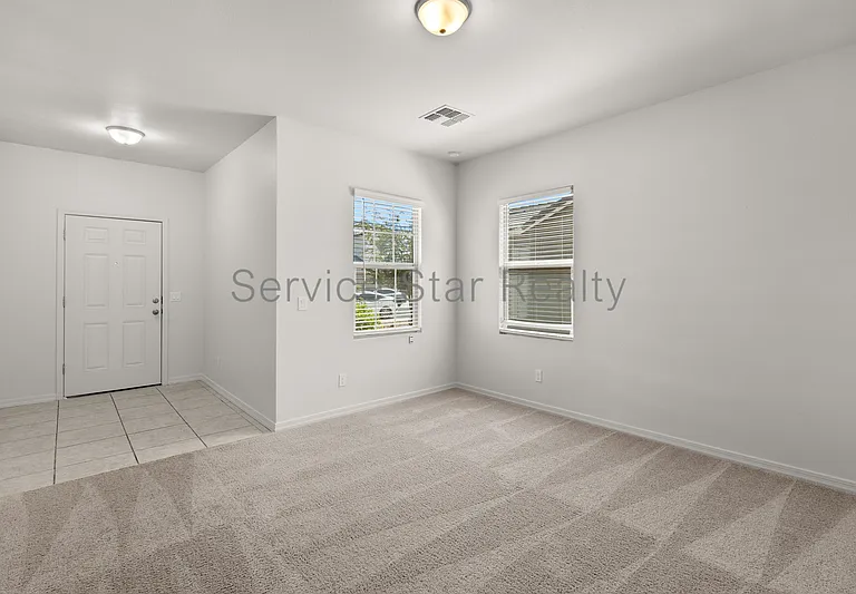 2402 E Alonso Dr — Photo 4