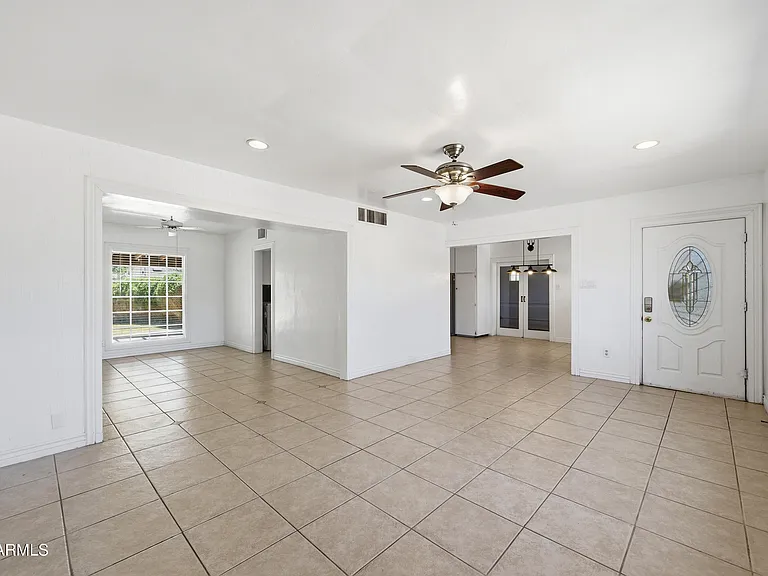 1031 E Vermont Ave — Photo 4
