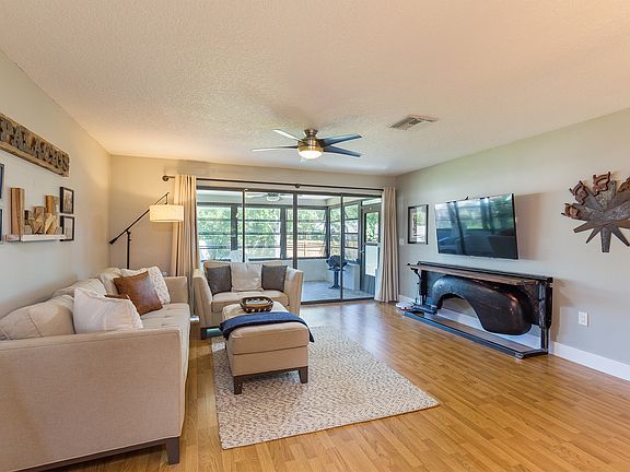 4th image of 976 Wicks Dr