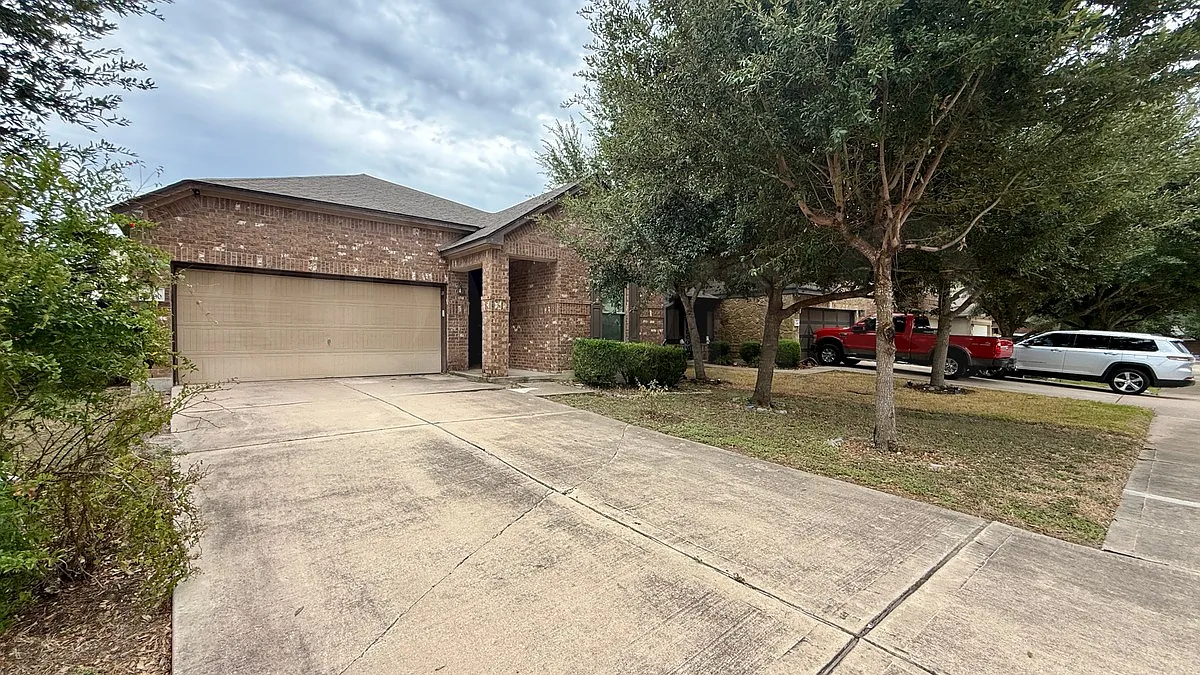 3 bed, 2.0 bath, 1728 sqft, $2,100 — Photo 2