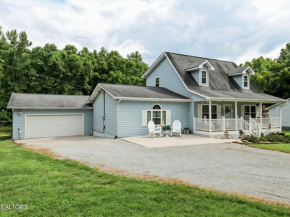 3rd image of 2042 Dutch Valley Rd