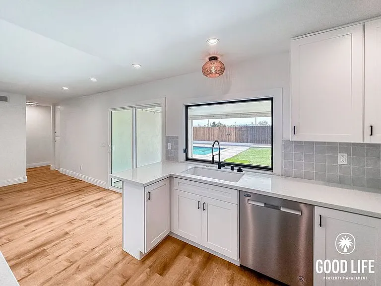 729-731 Reef Dr — Photo 8