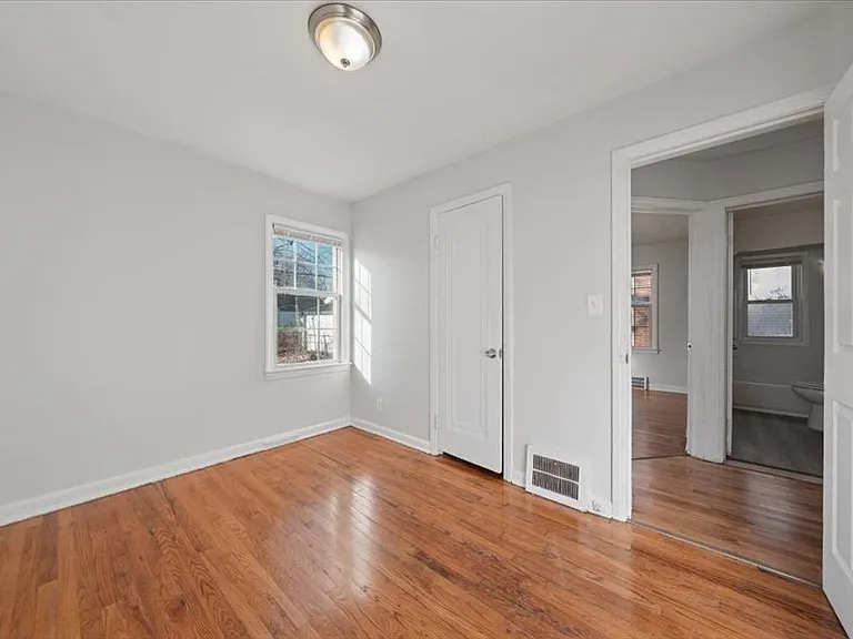 18627 Justine St — Photo 14