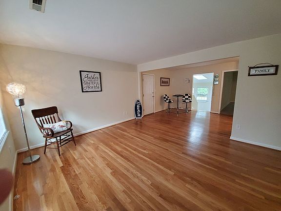 4th image of 220 Lisbon Dr