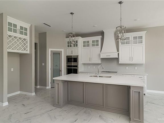 5th image of 905 N Brushfield Ave
