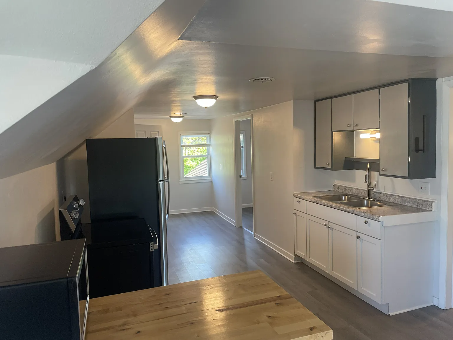 2 bed, 1000 sqft, $955 — Photo 3