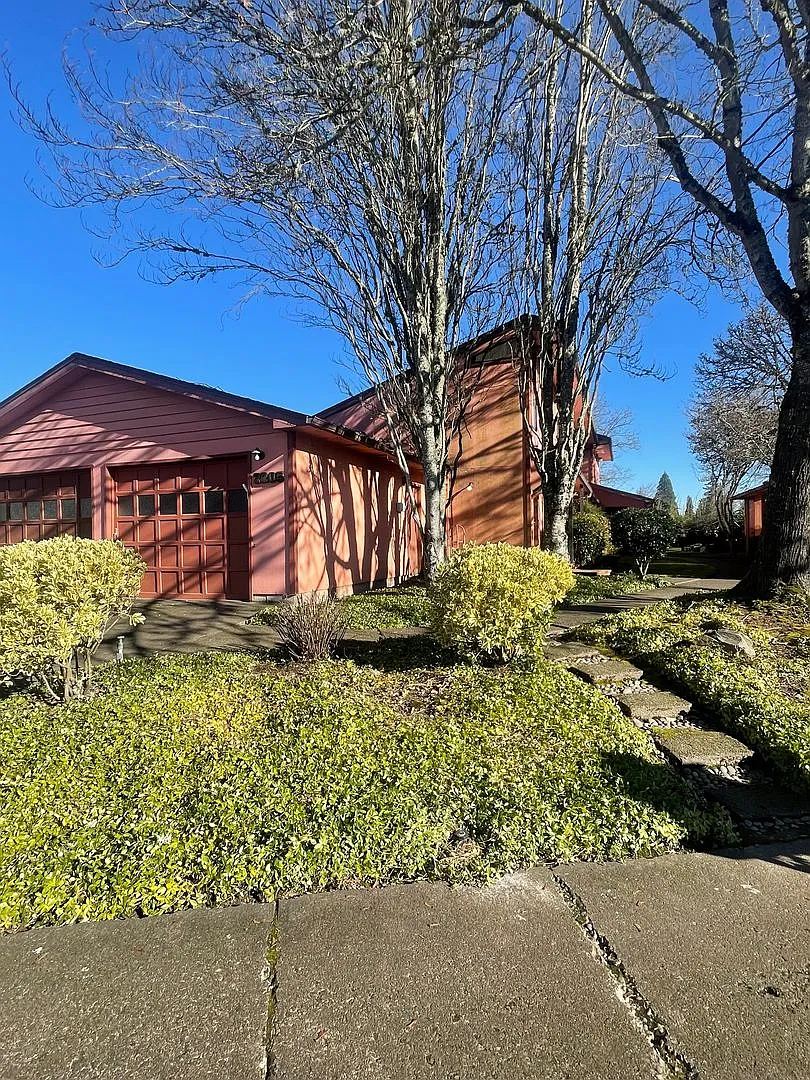 2205 Jefferson CT SE — Photo 1
