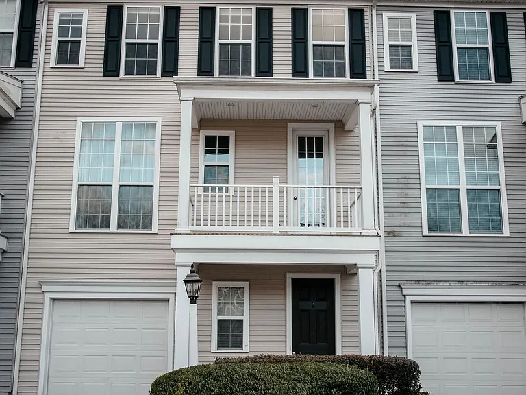 523 Fawn Ln — Photo 1