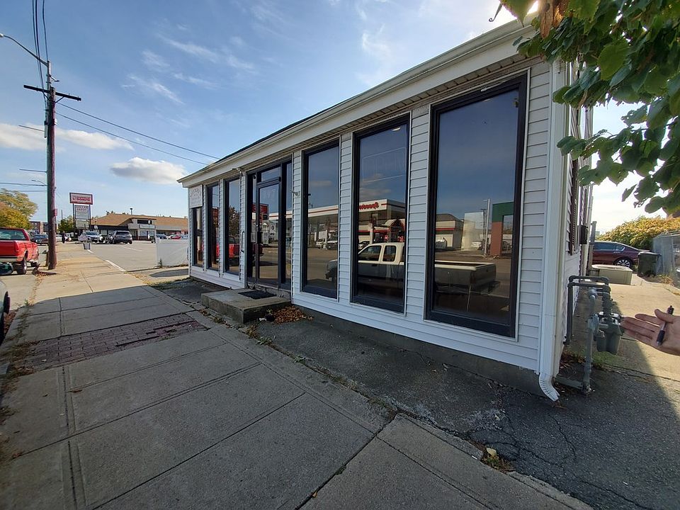 2nd image of 597 Pleasant St #1