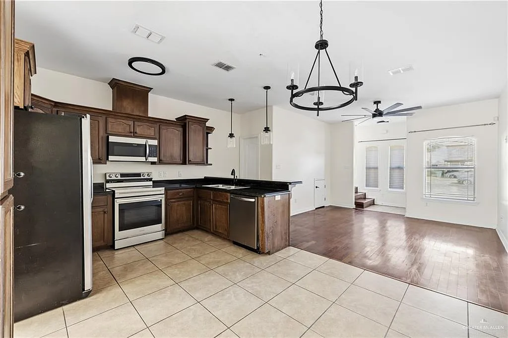 2 bed, 2.5 bath, 1332 sqft, $1,100 — Photo 3