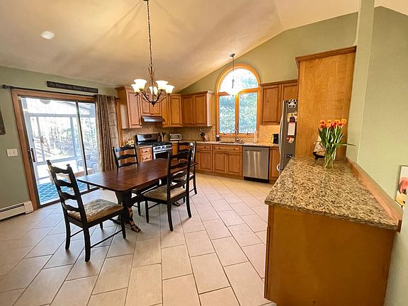 Chef's eat-in kitchen with gas stove, granite, and plenty of cabinet space
