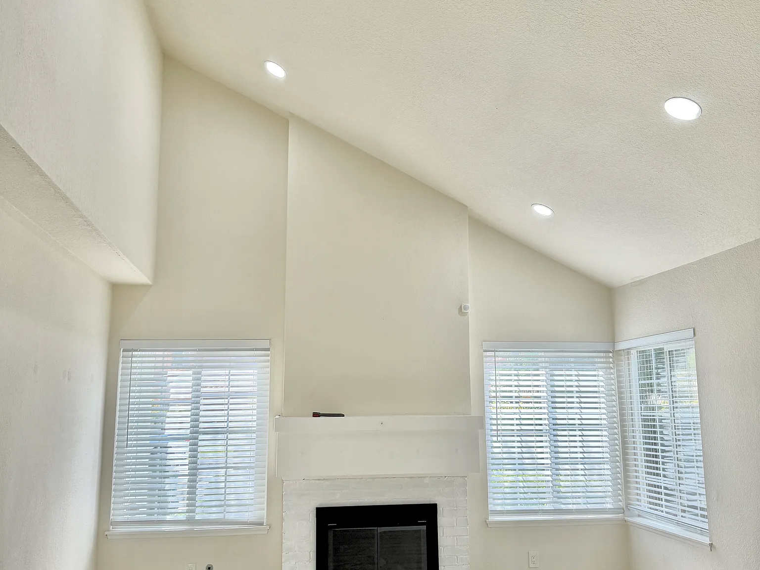 3 bed, 2.5 bath, 1787 sqft, $3,950 — Photo 2