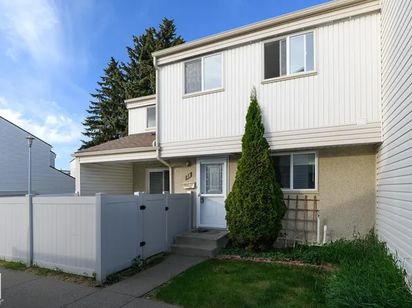 38 Woodvale Vlg NW, Edmonton, AB T6L 1W4