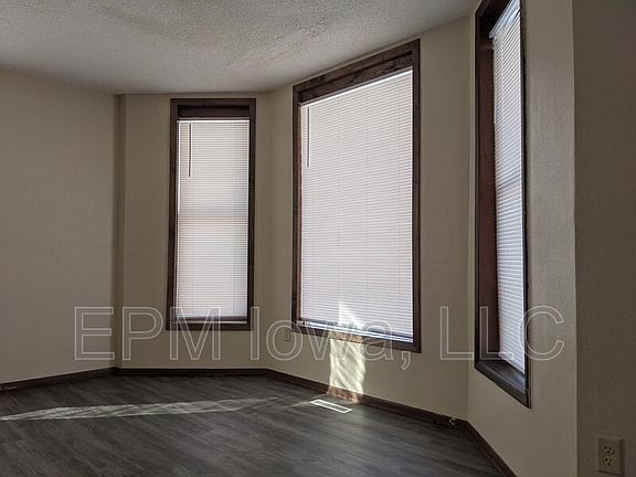 4th image of 302 1st St SE