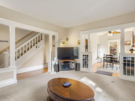 5th image of 1885 Ivy Ave E