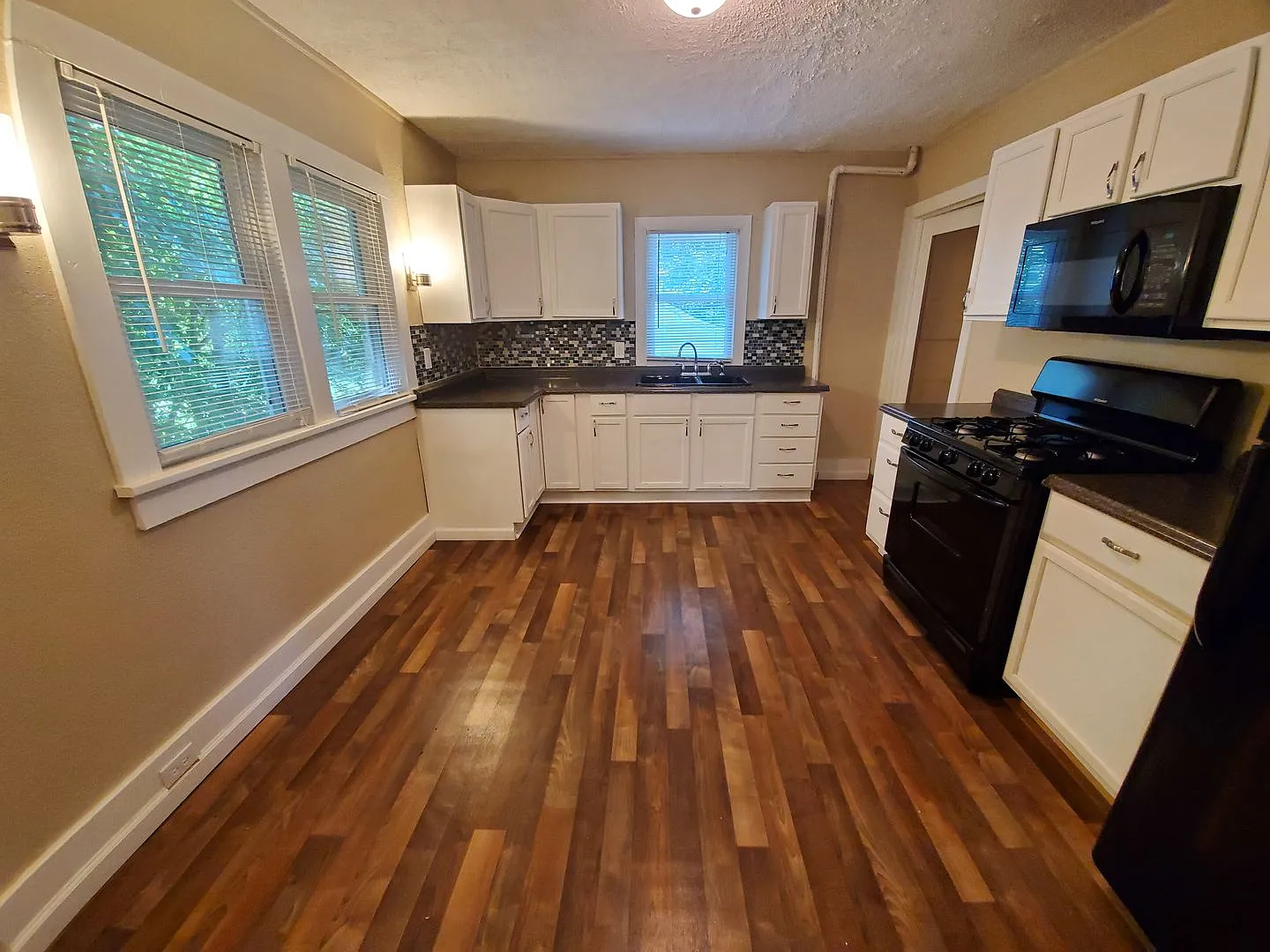 2 Bedroom, 1 Bathroom home with large garage — Photo 4