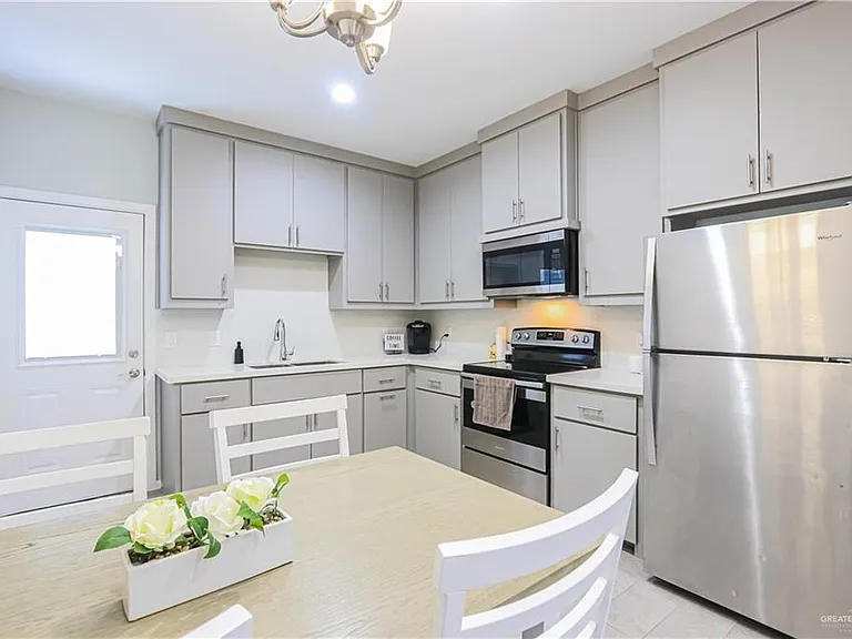 913 N Maryland St — Photo 10