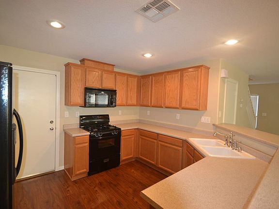 4th image of 121 Copper Pine Ave