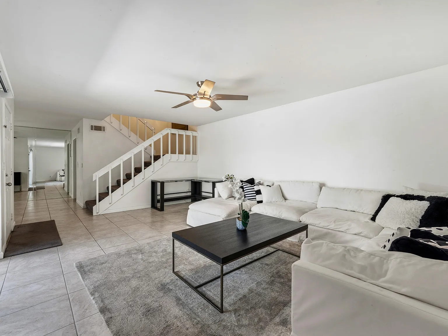 2 bed, 2.5 bath, 1400 sqft, $2,100 — Photo 3