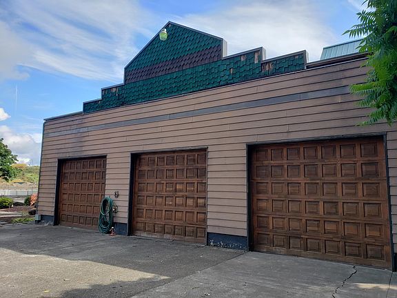 two of these garages will be available to the Tenant