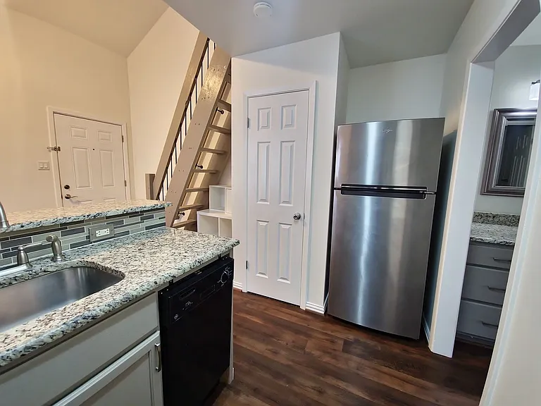 2313 Longview St #205 — Photo 5