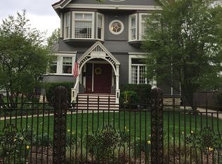 1316 Davis St, Evanston, IL 60201