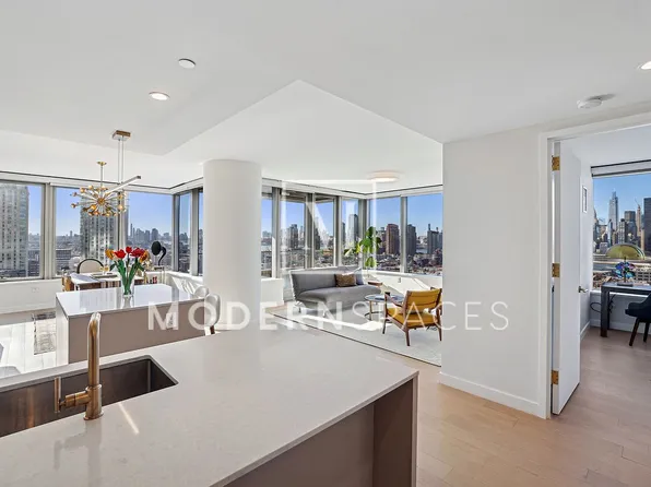3 Court Sq #2411, Long Island City, NY 11101