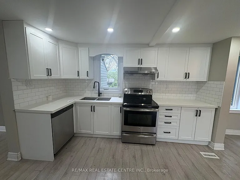 123 Charles St E — Photo 11