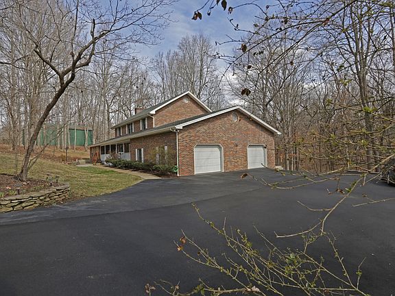 2 car garage/lots of parking