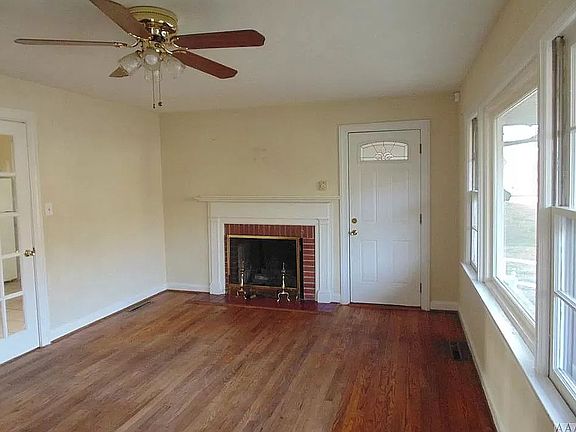 3rd image of 810 S Commerce St