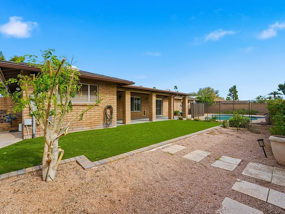 2051 E Hermosa Dr