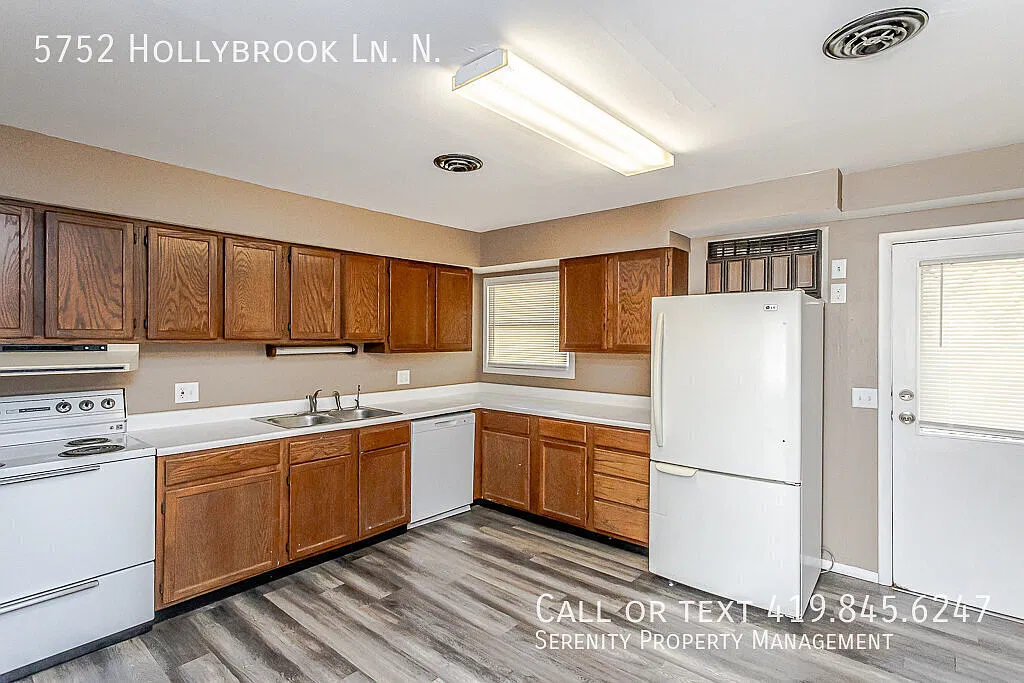 Cozy Up in Your New Home This Fall! 3BR Sylvania Home! — Photo 4