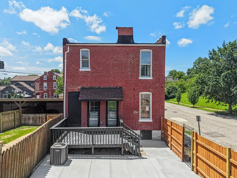 1810 Utah St — Photo 1