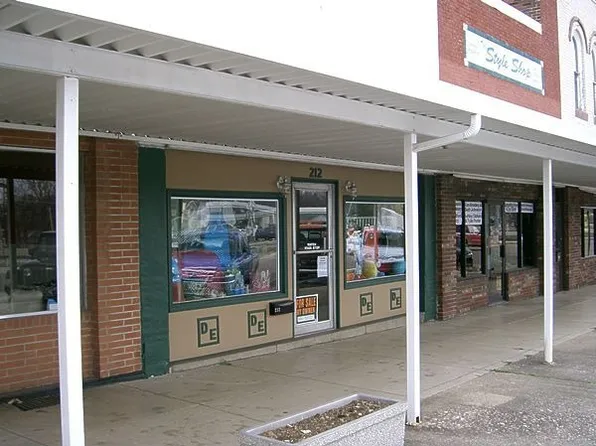 212 W North St, Greenfield, TN 38225