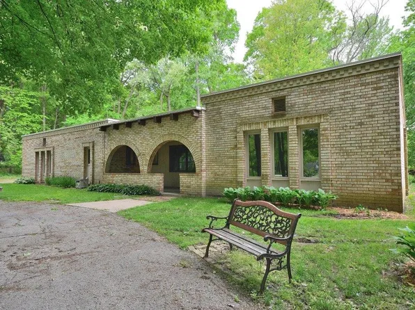 1099 Heather Ln, Hartford, WI 53027