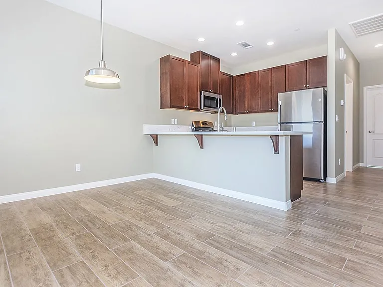 Mira Sol Gardens Rental Homes — Photo 9