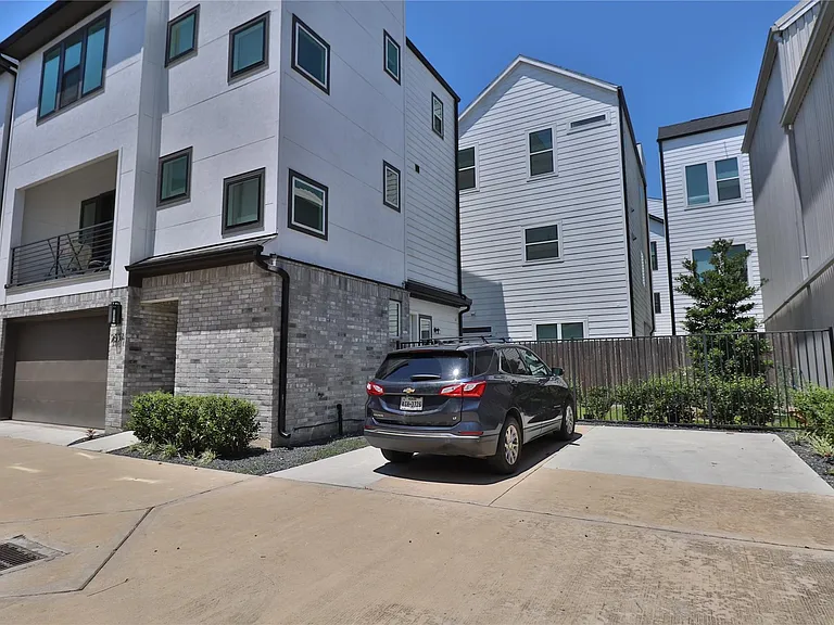 2637 Jackson St — Photo 4