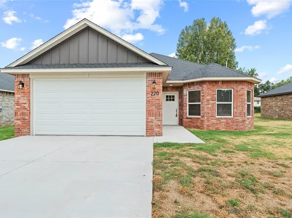 220 E Abbot Ln, Mustang, OK 73064