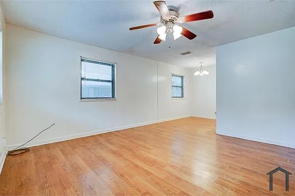 306 Evergreen Hl — Photo 3