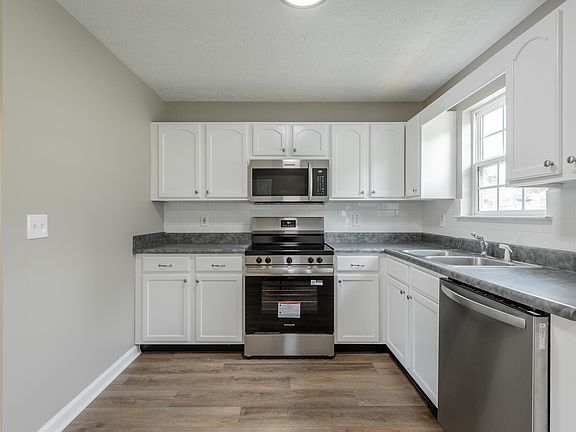 3rd image of 380 Lookout Cir