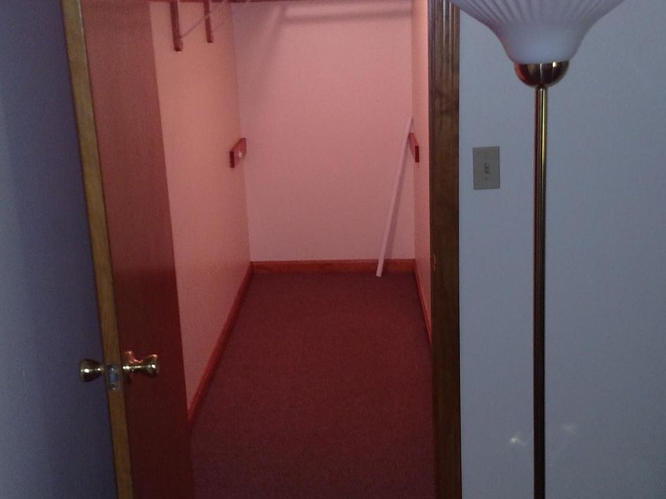 Walk in bedroom closet