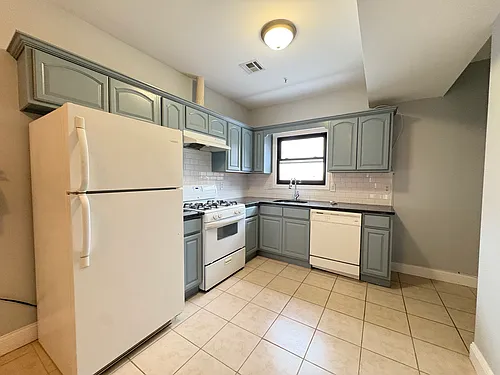 180 Ferry St #1B Photo 1