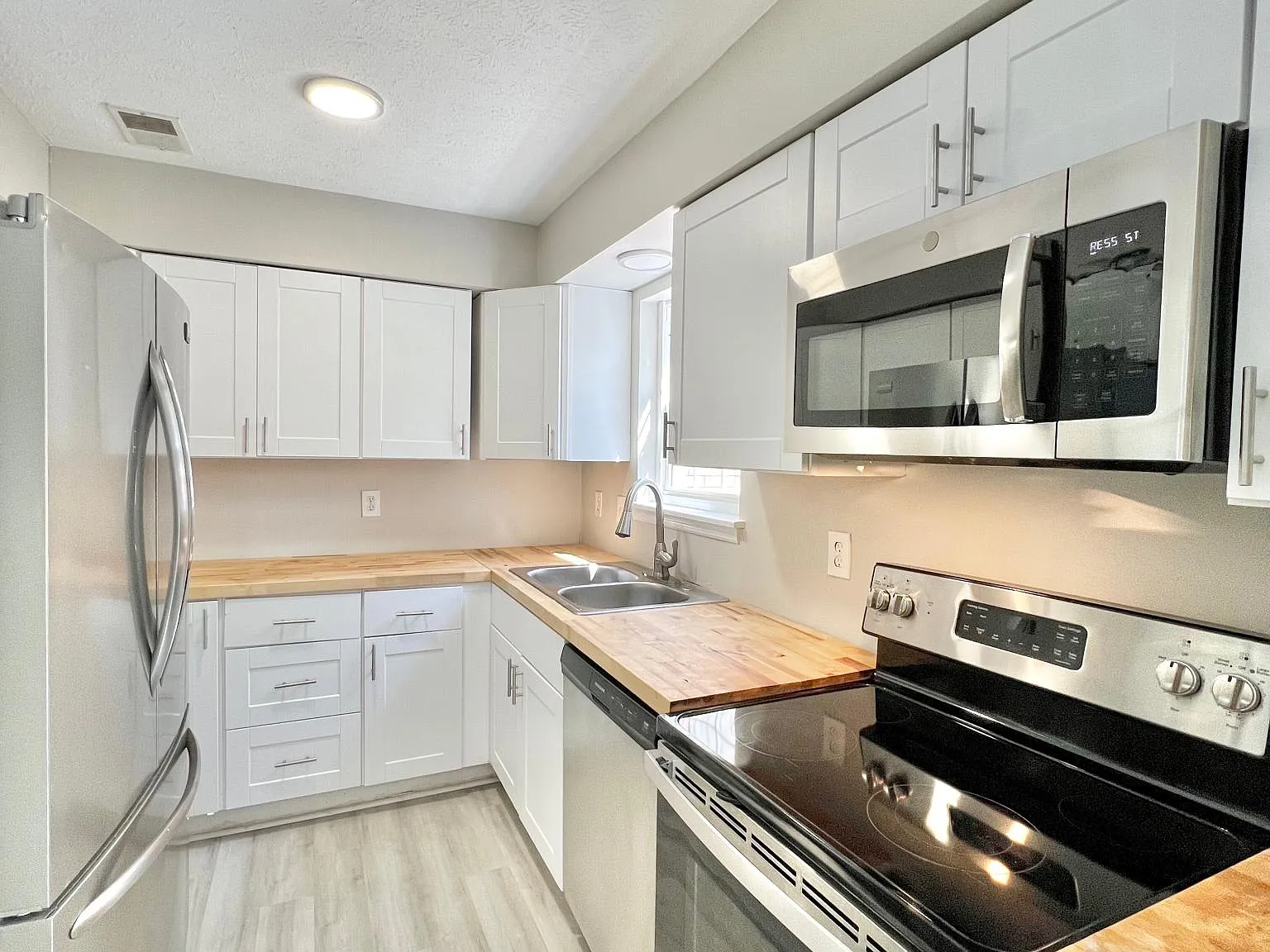 1362 Dix Dr — Photo 2