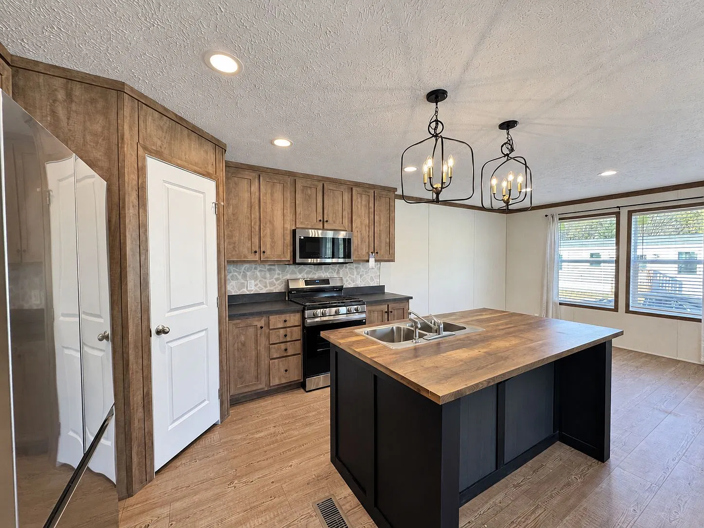 Large Kitchen Island! — Photo 2