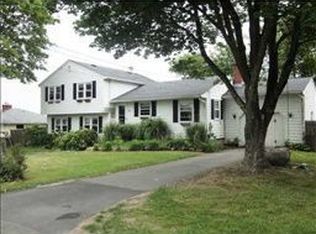40 Willow Ave, Middletown, RI 02842