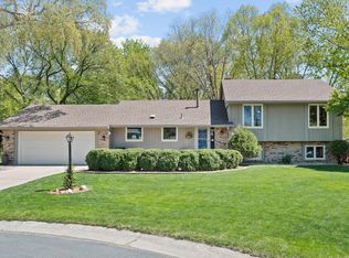 10725 Woodwatch Cir, Eden Prairie, MN 55347
