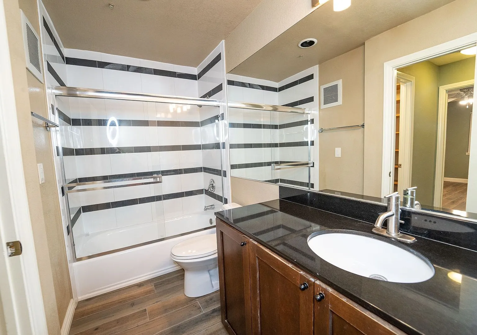 San Diego /La Jolla UTC- Two Weeks FREE Luxury Updated Condo -Dual Master w/ Large private Patio-... — Photo 1