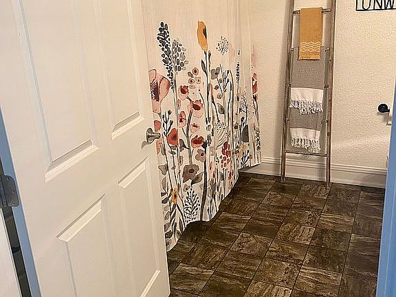 Upstairs Full Bathroom