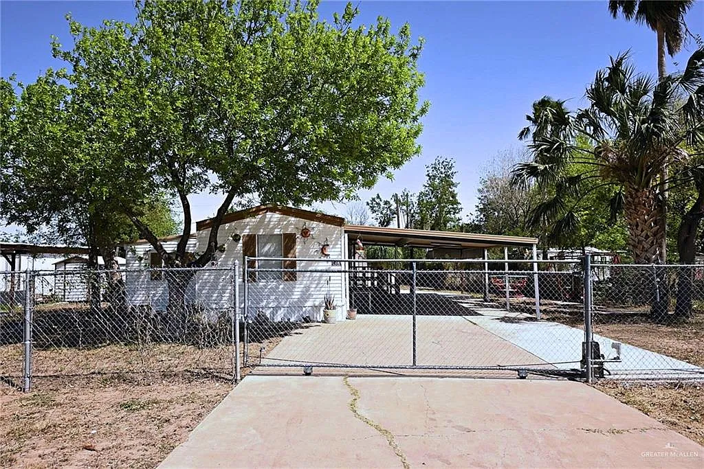 2 bed, 1.0 bath, 804 sqft, $900 — Photo 1