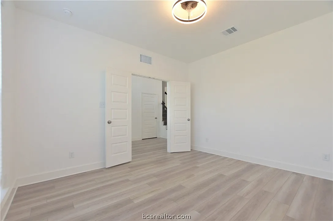 4 bed, 3.5 bath, 2600 sqft, $3,200 — Photo 2